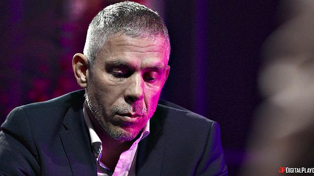 Казино кипит: две соблазнительные танцовщицы трахаются на столе