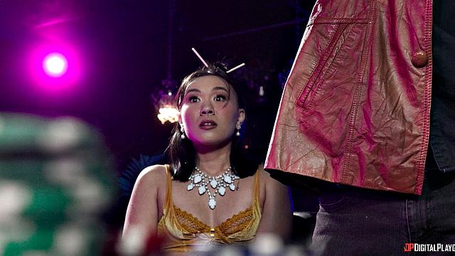 Казино кипит: две соблазнительные танцовщицы трахаются на столе