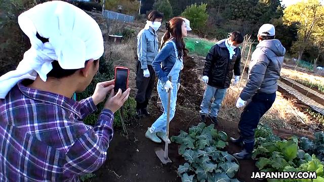 Farmer Maki Hojo in outdoor farewell gangbang