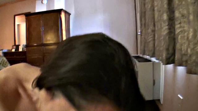 Сексуальная брюнетка в очках устраивает жаркое шоу