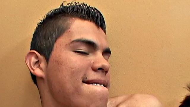 испанский твинг лижет ноги и жопу, потом обменивается спермой в анал