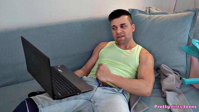 Сломал ногу - не беда, когда блондинка устраивает себе марафон на члене соседа в общаге, а потом ловит кремпай от души с иронией судьбы.