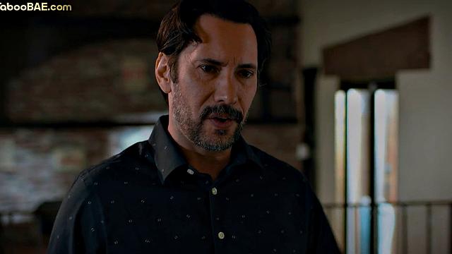 интеллигентка в очках яростно скачет и получает глубокий трах от любовника