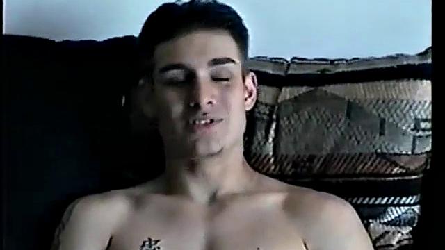 Гей-аматор Тони учится лизать по-взрослому, но всё равно краснеет от удовольствия.