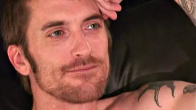 Татуированный скейтер, отсидевший срок, жадно принимает член