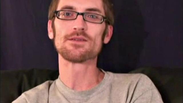 Татуированный скейтер, отсидевший срок, жадно принимает член