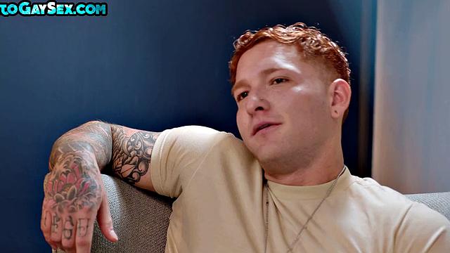 Солдаты развлекаются в казарме - приятель вставил, пока караул ушёл