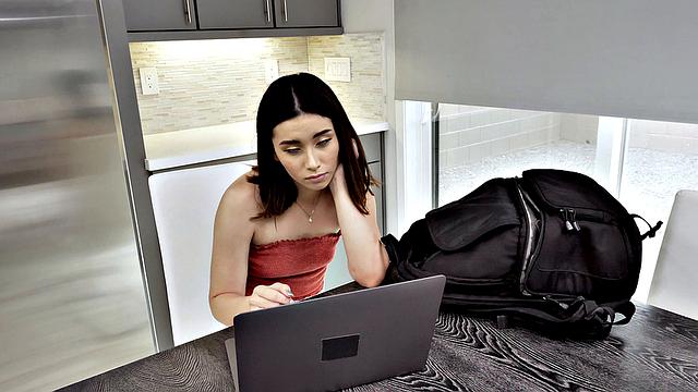 утро начинается не с кофе, а с минета за кухонным столом