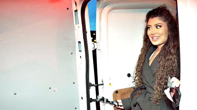 грязный поп жестко трахается с прихожанкой на улице