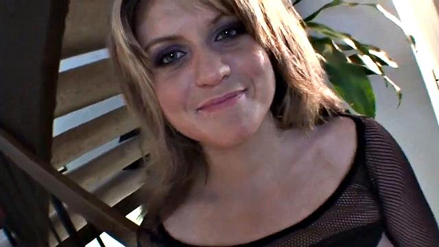 Hot Babe in Photoshoot