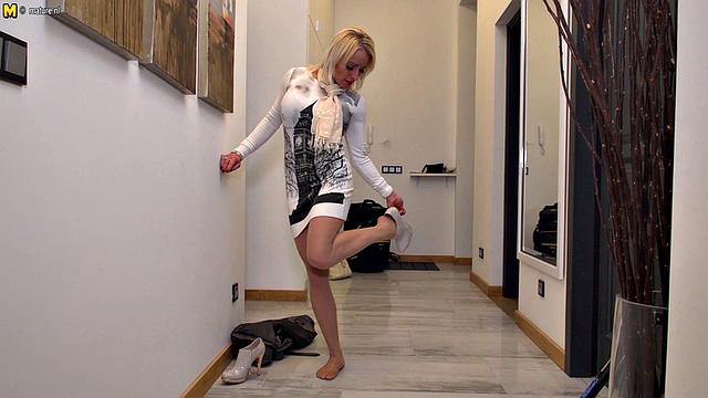 британская милфа тара спейдс мастурбирует и делает минет