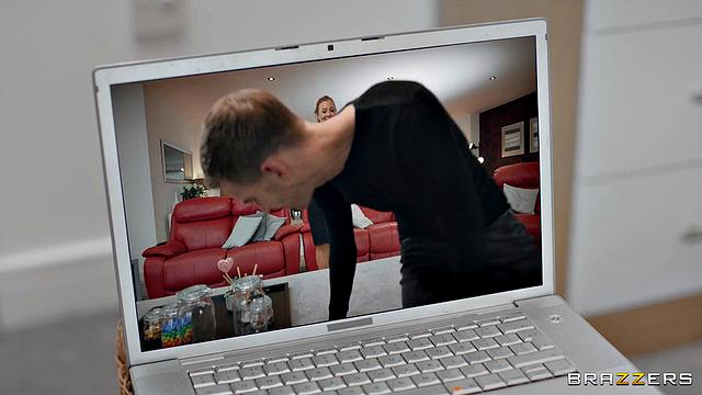 рыжая соблазняет покупателя, а муж дрочит на скрытую съемку