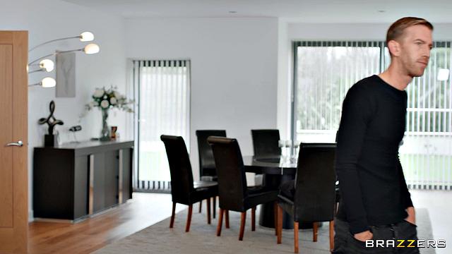 рыжая соблазняет покупателя, а муж дрочит на скрытую съемку