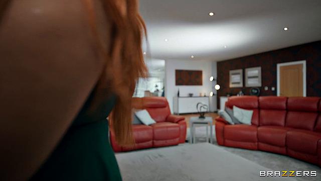 рыжая соблазняет покупателя, а муж дрочит на скрытую съемку