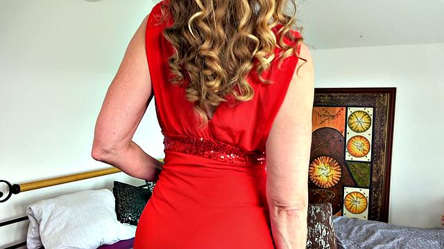 зрелая шлюха Susanna Glam раздвигает свою дыру и трахается игрушкой