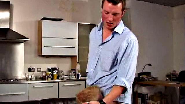 Стройный гей наездник катается на члене после минета.