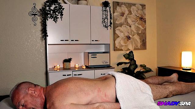 Массажистка Тэа расслабляет клиента и дарит финал с изюминкой.