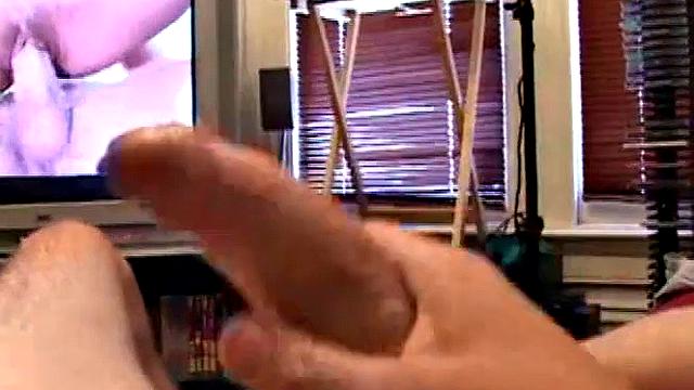 Мак Вуд дрочит на камеру, любительский подход с иронией