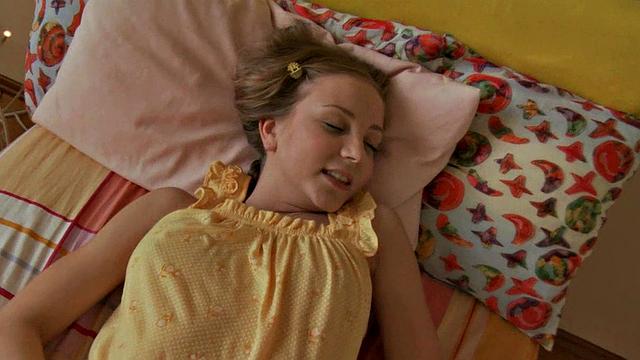 алиса раздвигает ноги и дрочит вибратором