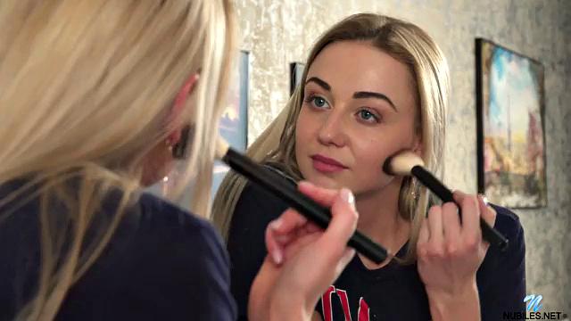 длинноногая брюнетка ласкает натуральные сиськи в белье