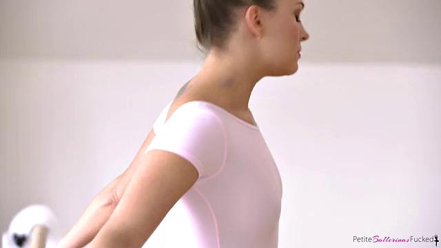 Гибкая балерина Блу Энджел глотает без остатка и улыбается