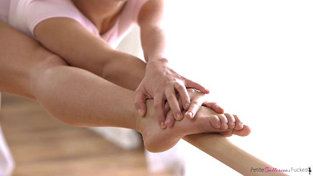 Гибкая балерина Блу Энджел глотает без остатка и улыбается