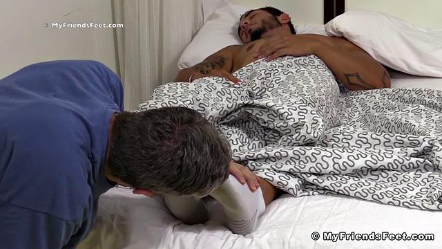 Татуированный красавчик RJ - ему облизывают ноги, пока он дремлет - возможно, поэтому он никогда не носит носки