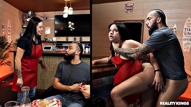 брюнетка-менеджер трахается с фуд-блогером в подсобке