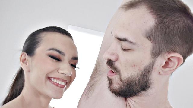 питер кинг жестко шпилит худую латинку в двойном проникновении