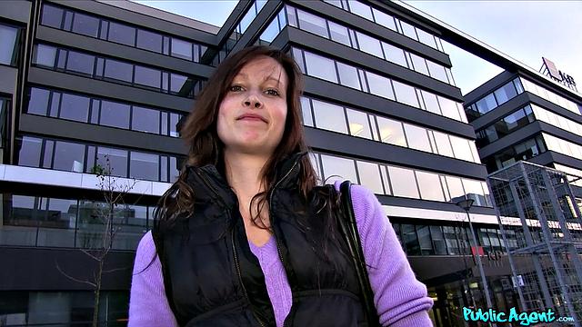 Tall brunette beauty convinces public agent to bang her hard in open field