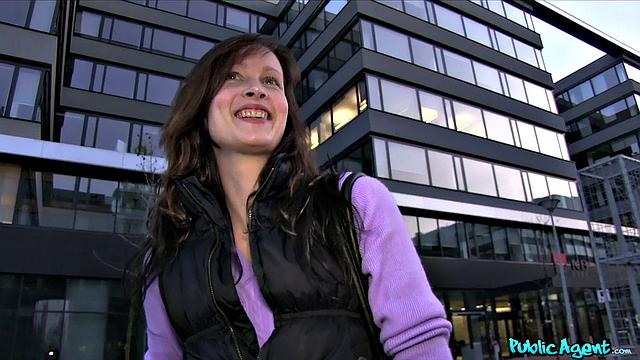 Tall brunette beauty convinces public agent to bang her hard in open field