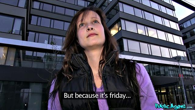 Tall brunette beauty convinces public agent to bang her hard in open field