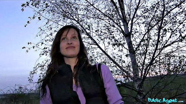 Tall brunette beauty convinces public agent to bang her hard in open field