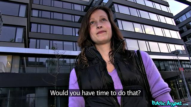 высокая брюнетка разводит агента на жёсткий секс на природе