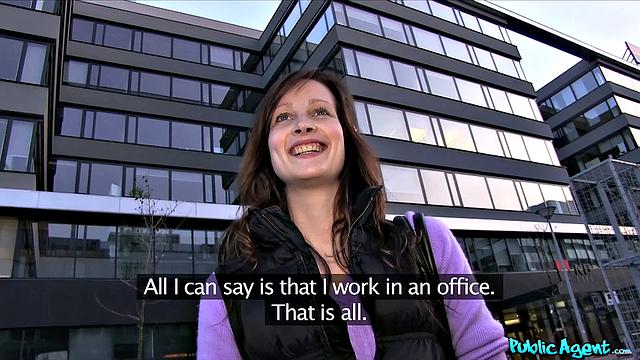 Tall brunette beauty convinces public agent to bang her hard in open field