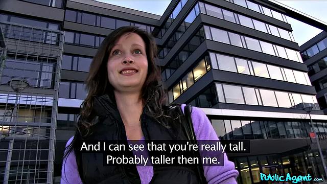 Tall brunette beauty convinces public agent to bang her hard in open field