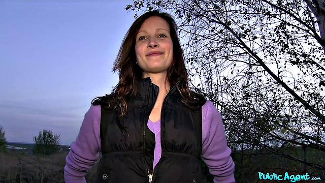 Tall brunette beauty convinces public agent to bang her hard in open field