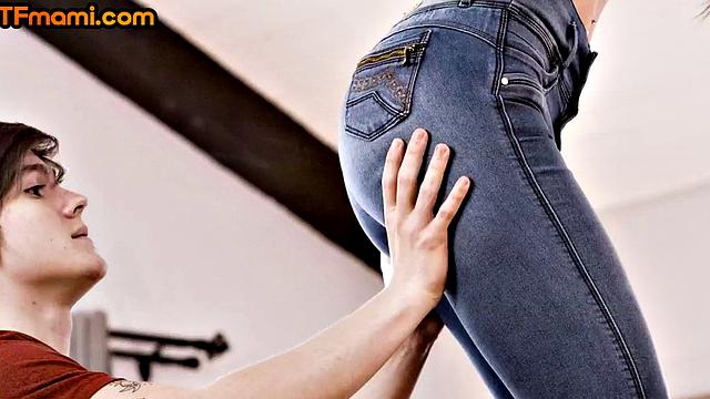 Petite MILF fucked in doggystyle b4 depthroat