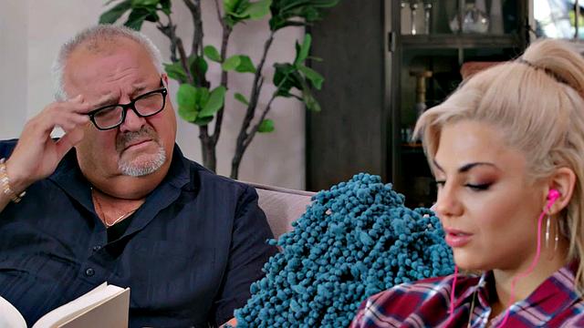 Busty babe seduces petite dyke before eating her out