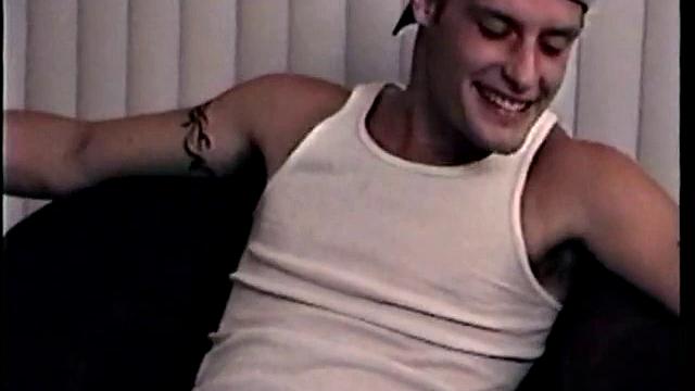 Тоби не выдержал страсти мужской компании и отдался минету