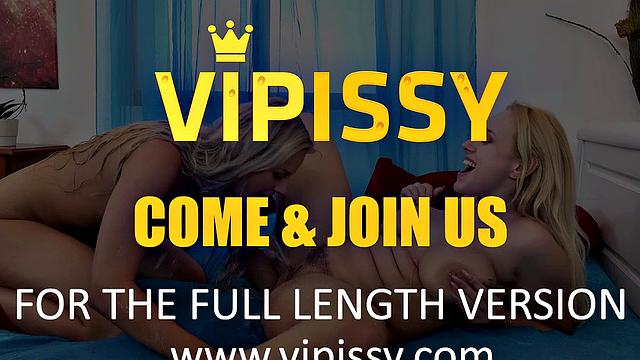 Блондинки-лесбиянки пьют мочу и ласкают друг друга в постели