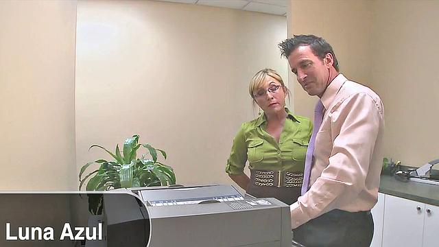 боссиха раздвигает ноги и трахается с подчинённым прямо на работе