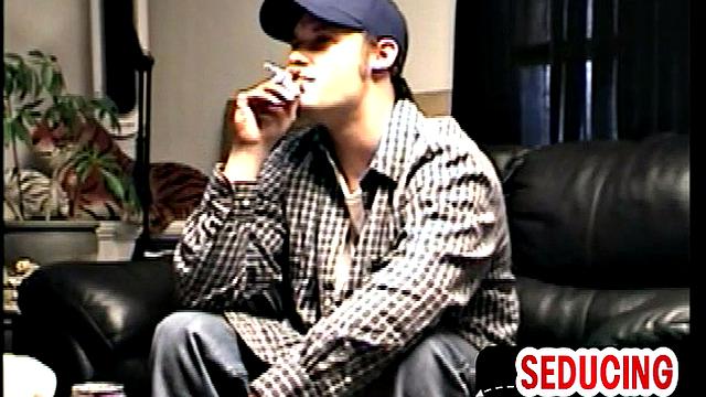 Винтажный спортсмен трахается по-гейски в позе догги после минета.