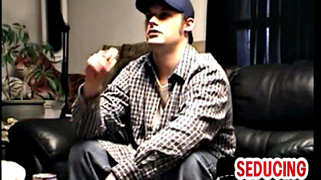 Винтажный спортсмен трахается по-гейски в позе догги после минета.