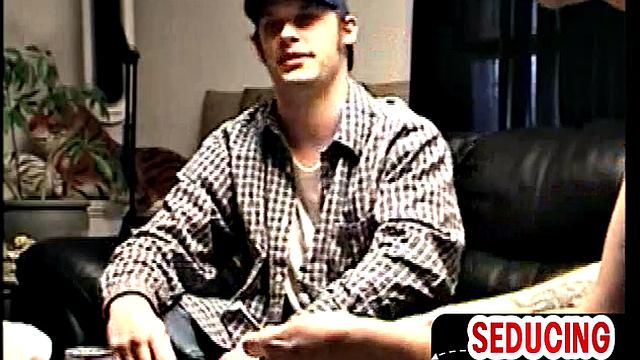 Винтажный спортсмен трахается по-гейски в позе догги после минета.