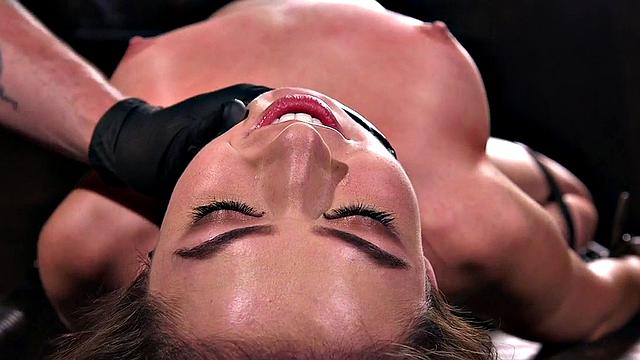 жесткий хозяин насаживает связанную шлюху на игрушку