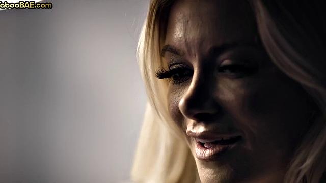 Curvy babe scissoring her lover after pussylicking