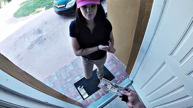 Delivery Girl Receives a Huge Tip