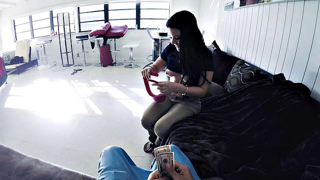 Delivery Girl Receives a Huge Tip