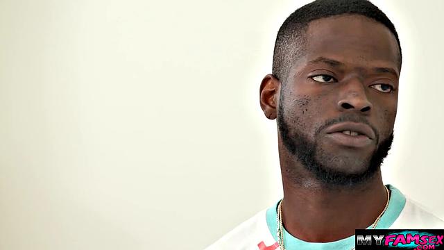 Смотри, как мачеха и падчерица вместе трахаются с черным любовником на диване, обе жадно принимают член в киску.